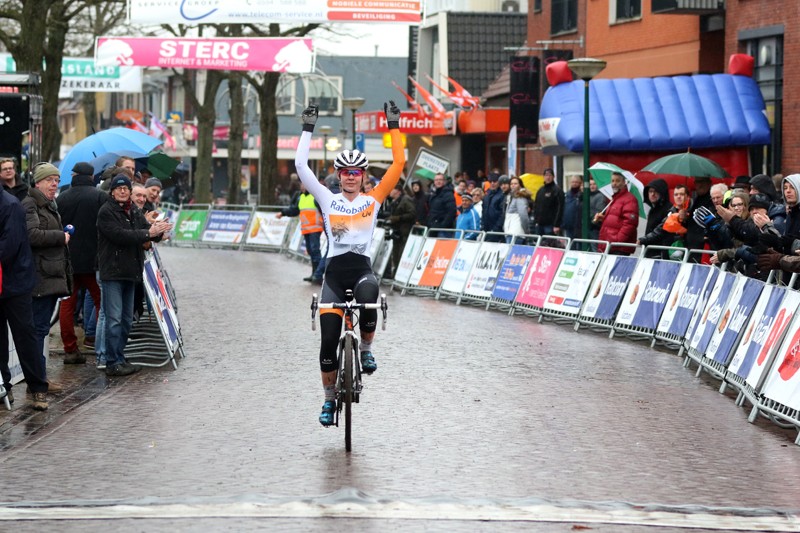 Van der Breggen wint in Surhuisterveen