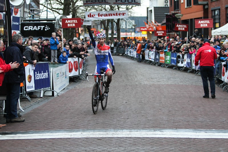 Lars van der Haar wint in Surhuisterveen