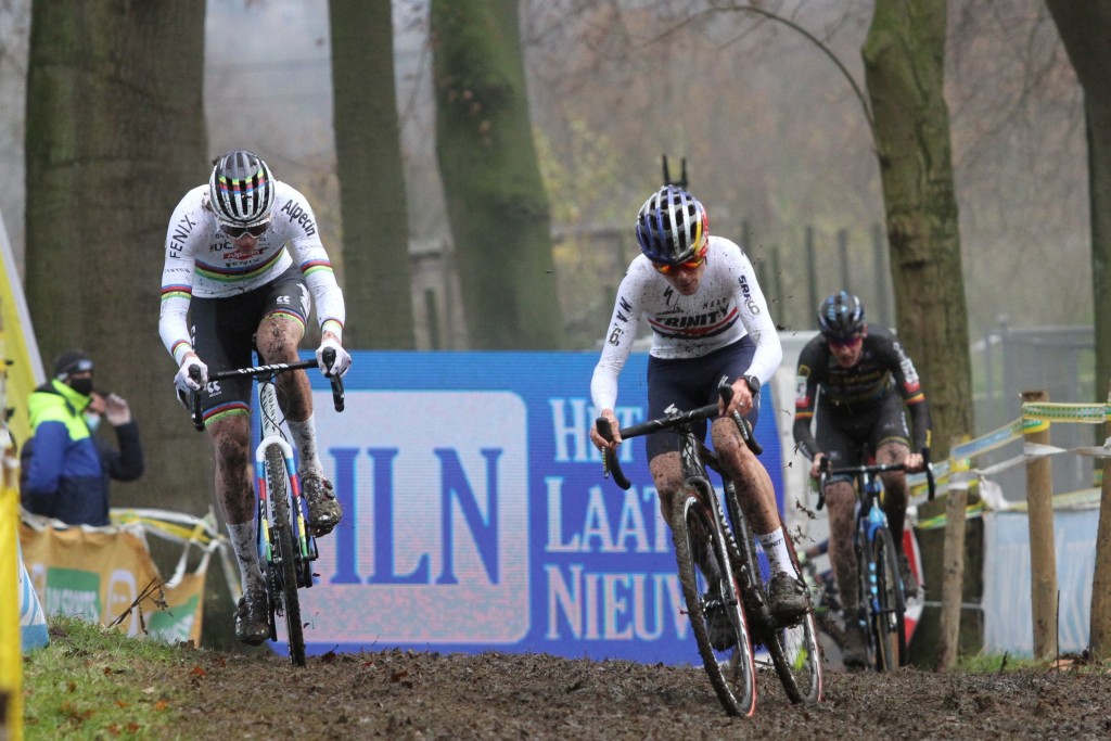 Pidcock blijft Van der Poel voor in Gavere