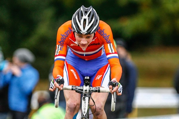 Van der Poel start met zege