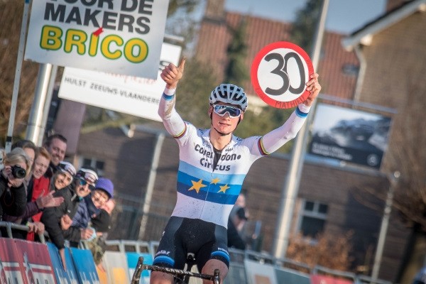 Van der Poel zet teller op 30 in Hulst