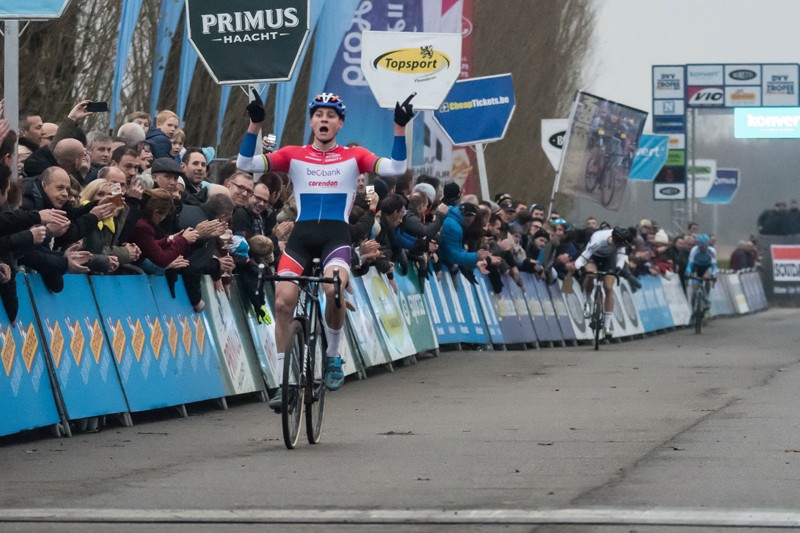 Van der Poel troeft Van Aert af in Antwerpen