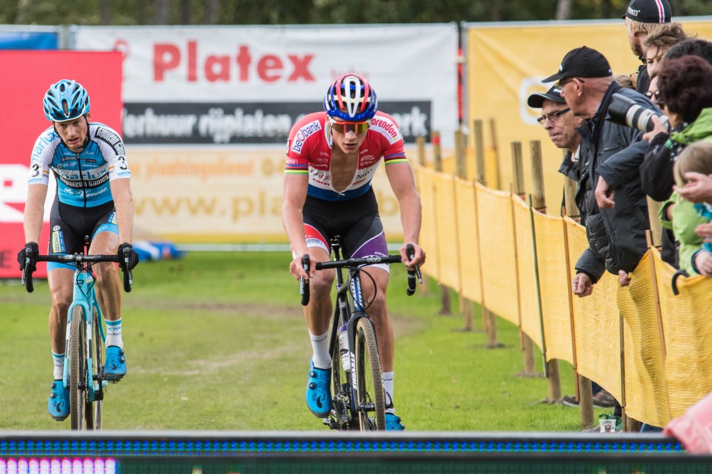 Van der Poel geklopt door Van Aert en pechduivel