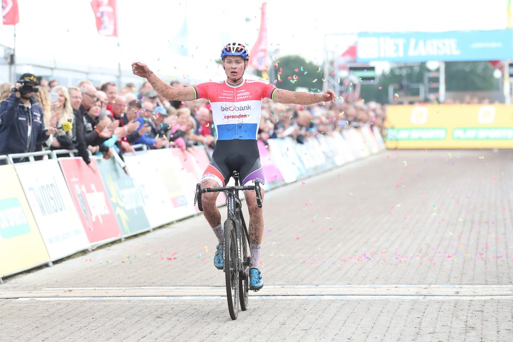 Van der Poel wint zijn zesde in Meulebeke