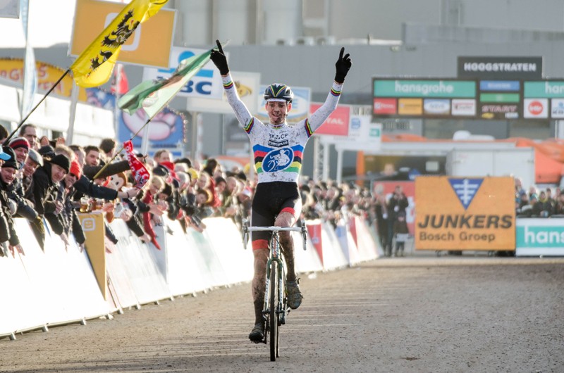 Van der Poel blijft ongeslagen in regenboogtrui