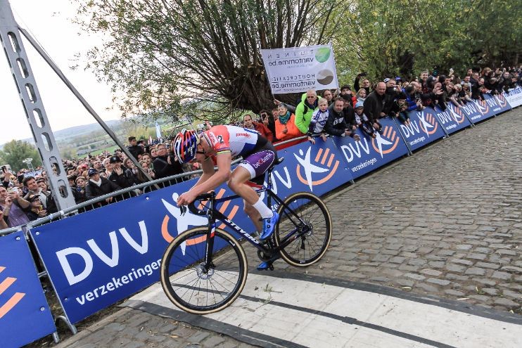 Van der Poel met barstje in pols naar Albtadt