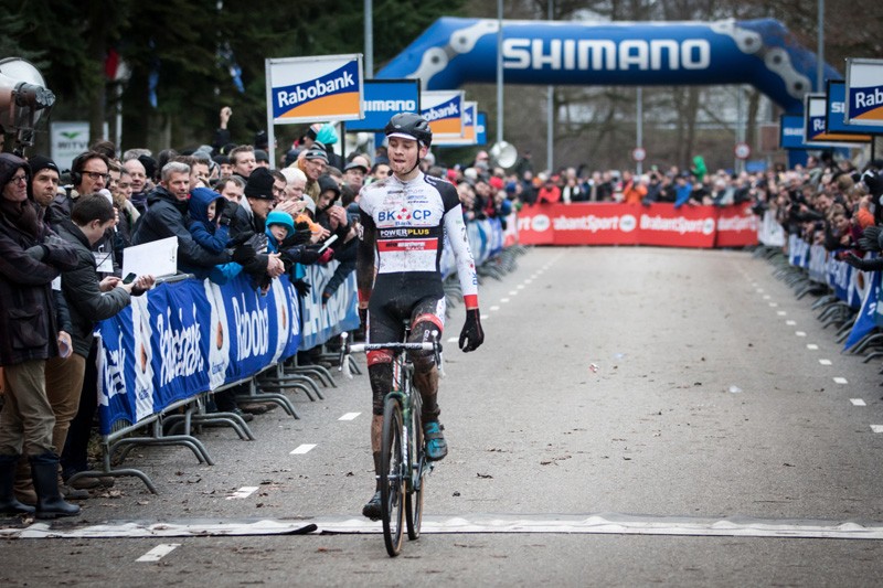 Van der Poel wint eerste proftitel in het veld