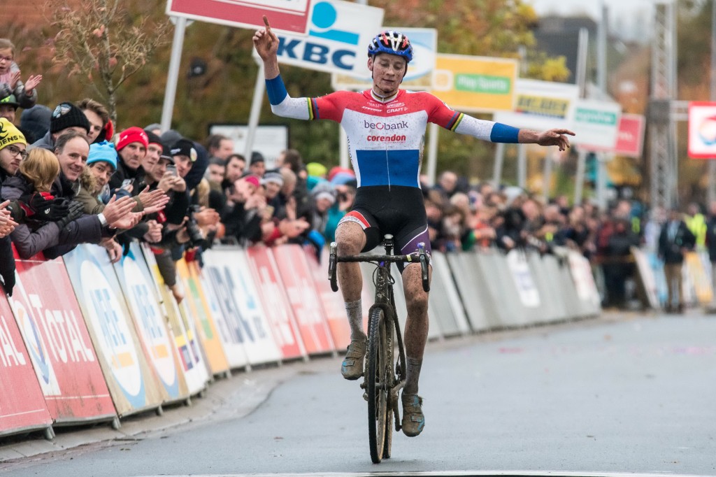 Van der Poel boekt eindzege Superprestige in stijl