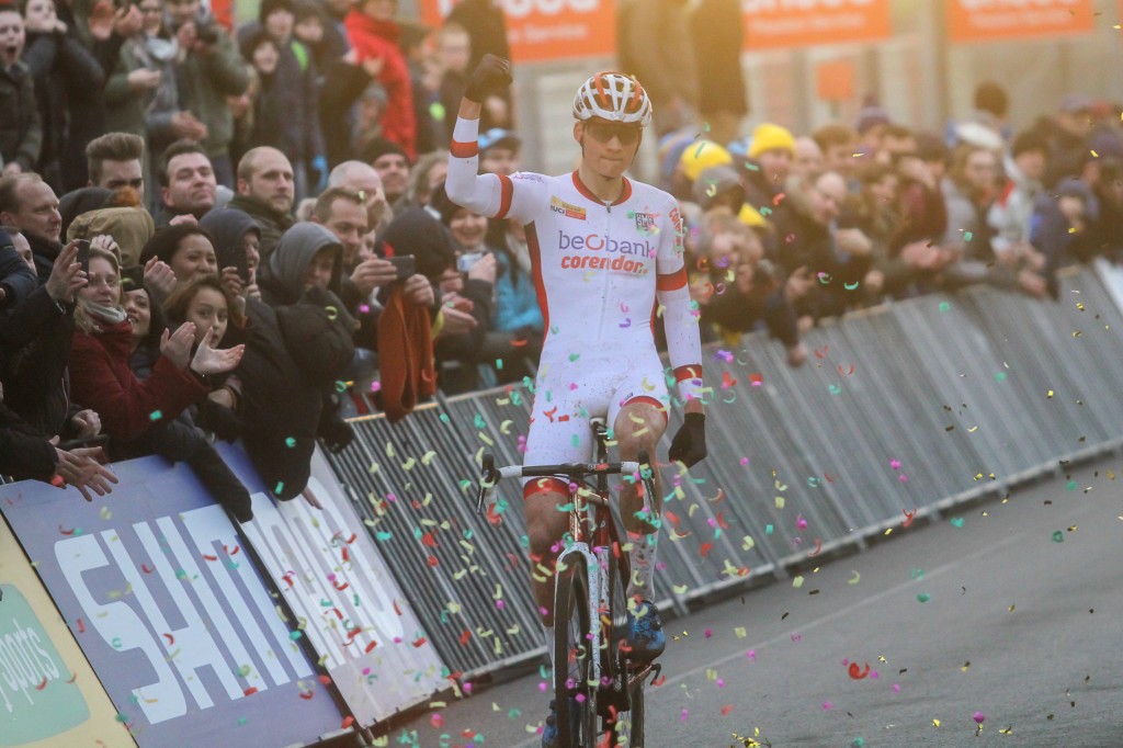 Van der Poel pakt draad van winnen weer op