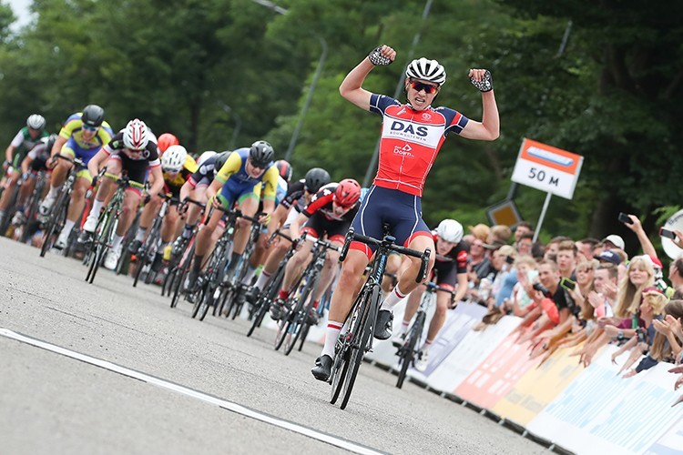 Van Veenendaal wint Parijs-Roubaix junioren