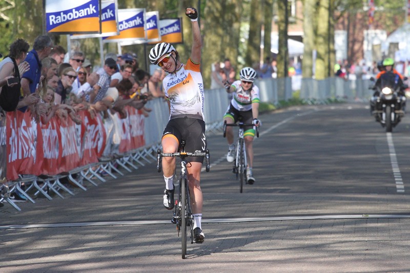 Vos wint voor zevende keer eigen Dorpenomloop