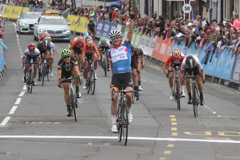 Vos snelt naar winst in Women's Tour