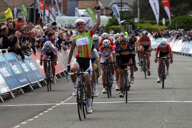 Vos wint derde rit Tour of Britain en wordt leidster