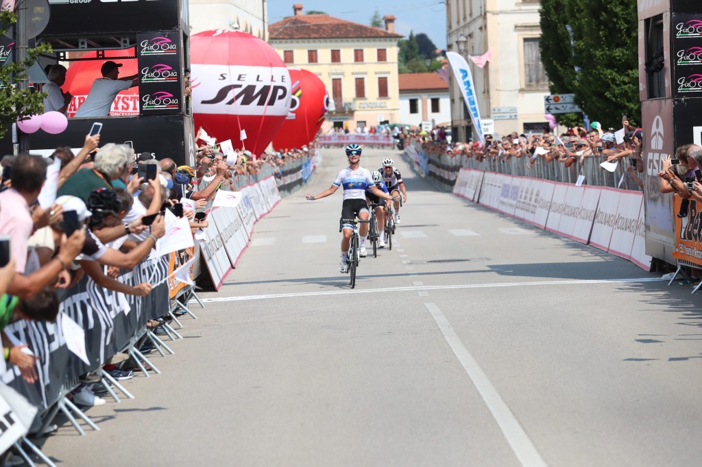 Vos snelt naar winst in Giro Rosa