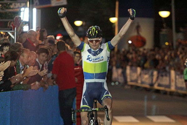 Pieter Weening wint de Gouden Pijl van Emmen