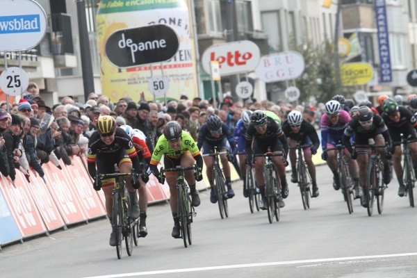 Wiebes sprint net naast podium in De Panne