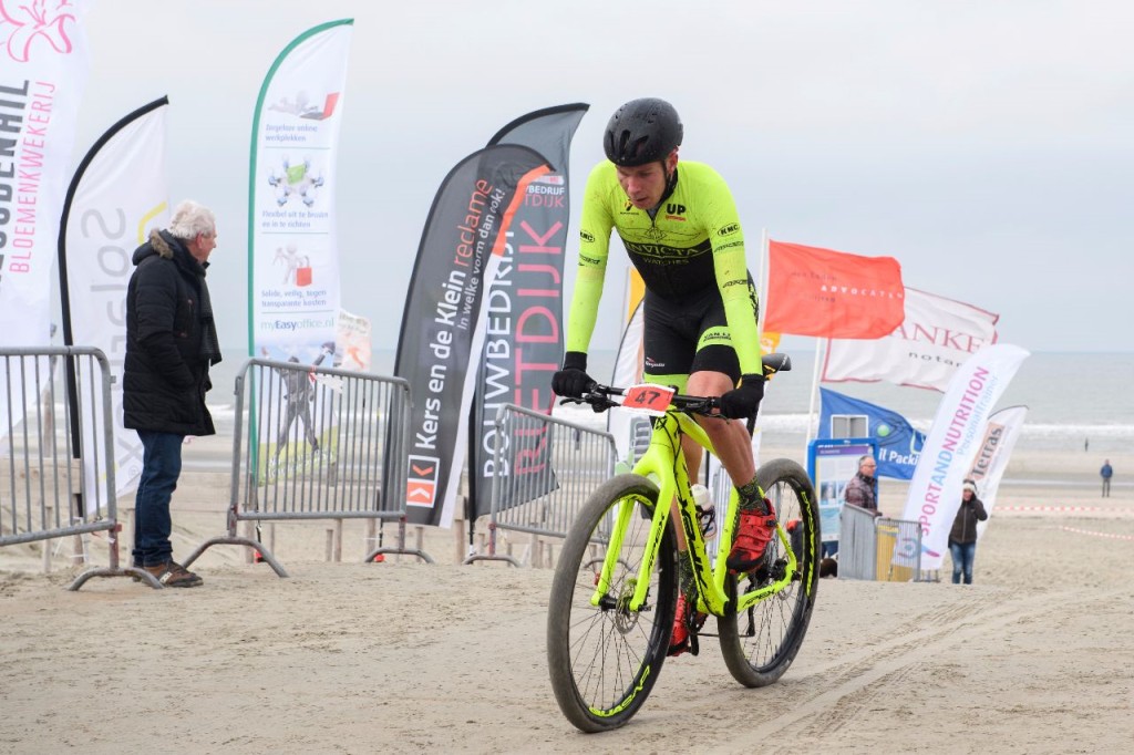 Ronan van Zandbeek winnaar strandopener in Egmond