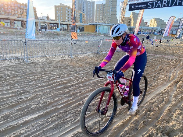 Femke Markus doet wedstrijdhardheid op in Beachrace Scheveningen