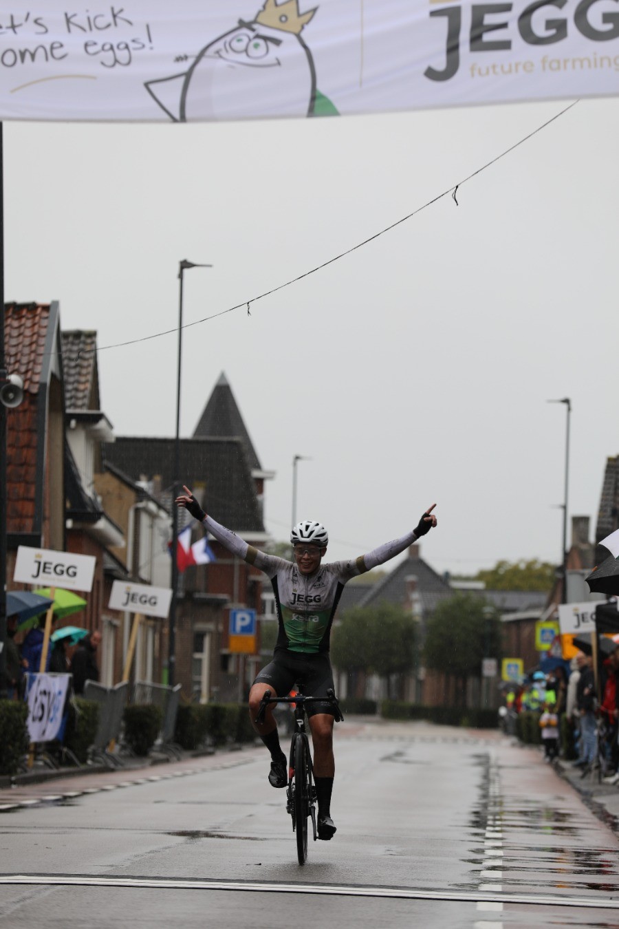 Van den Broek wint Ronde Midden-Brabant
