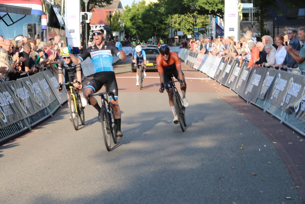 Crockett wint Slag om Norg