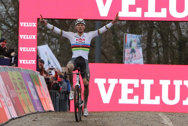 Van der Poel wint WB Namen