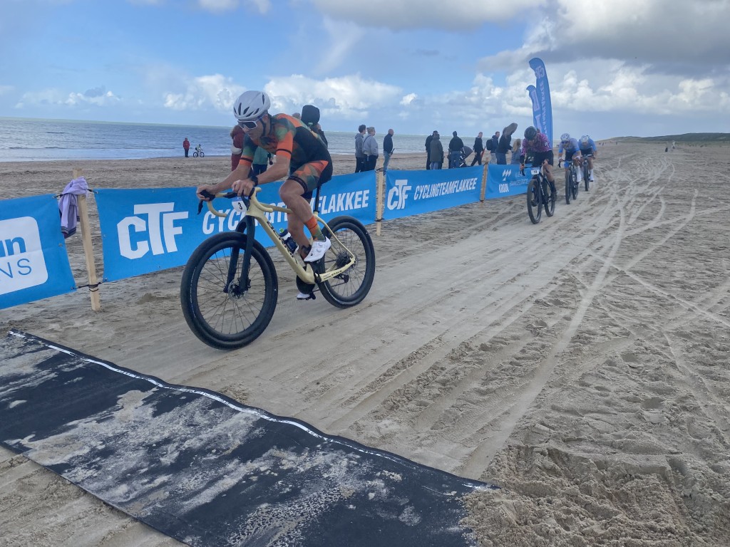 Jonas Bruel soleert naar overwinning in Beachrace 't Gorsje