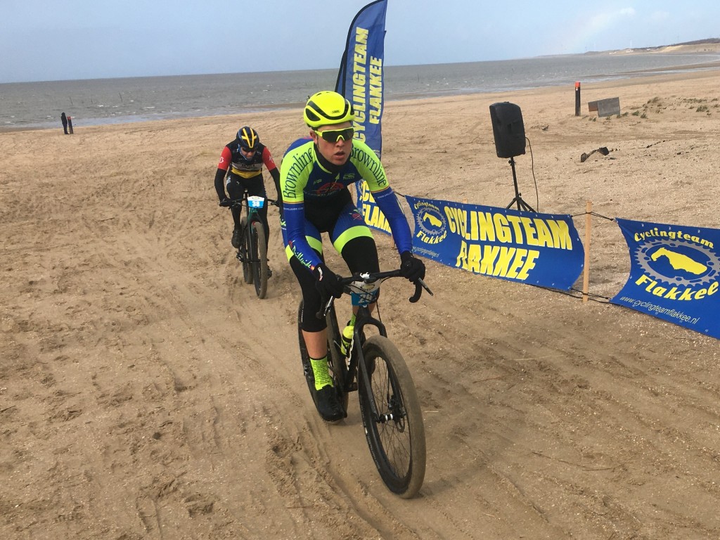 De Cock dendert naar strandzege in Hellevoetsluis