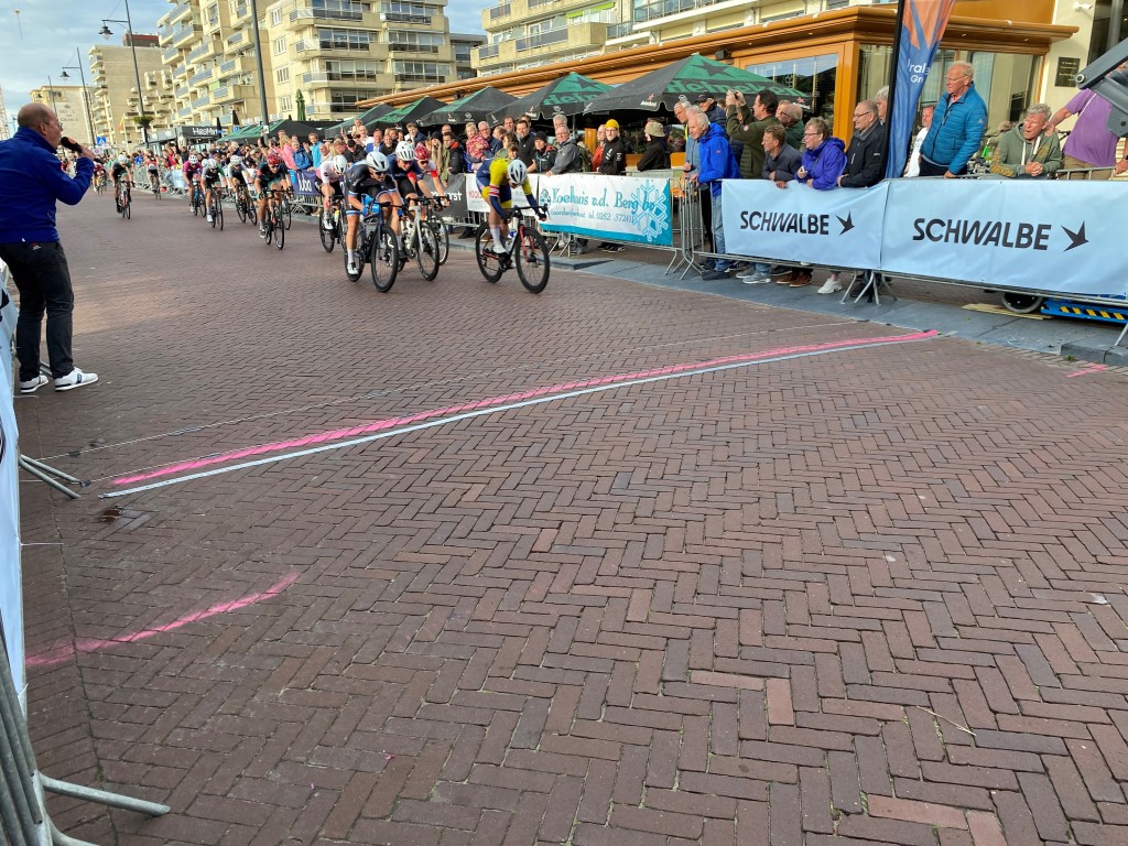 Yonna van Dam snelt naar overwinning in Noordwijk