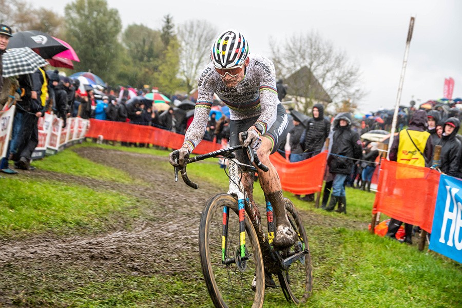 Van der Poel zegeviert met voorsprong in Niel