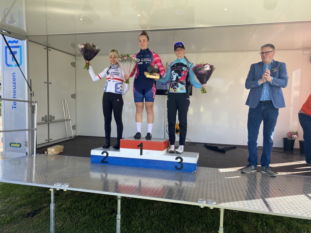 Rianne Nieuwenhuis op podium in Philippine