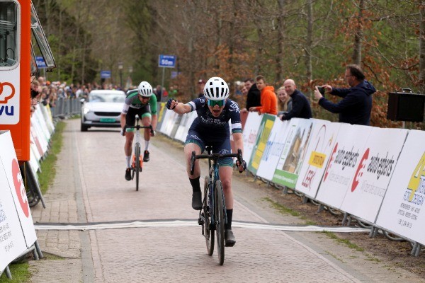 Van Heel wint Omloop van Leek