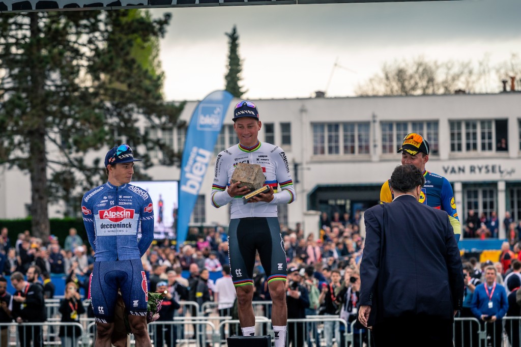 Van der Poel naar winst in Parijs-Roubaix