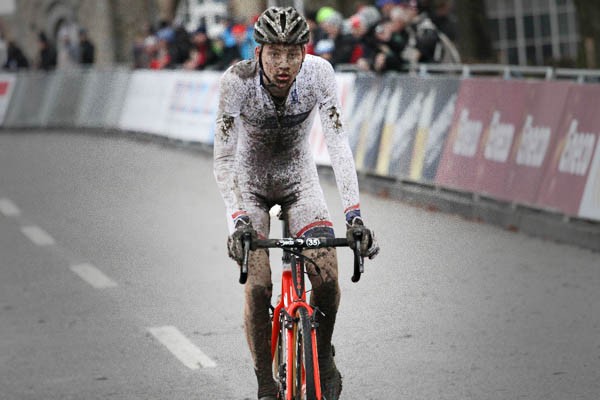 Van Aert blijft Van der Poel voor in Namen