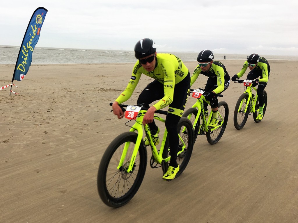 Robbie Gevers schiet raak in Strandrace van Iloon