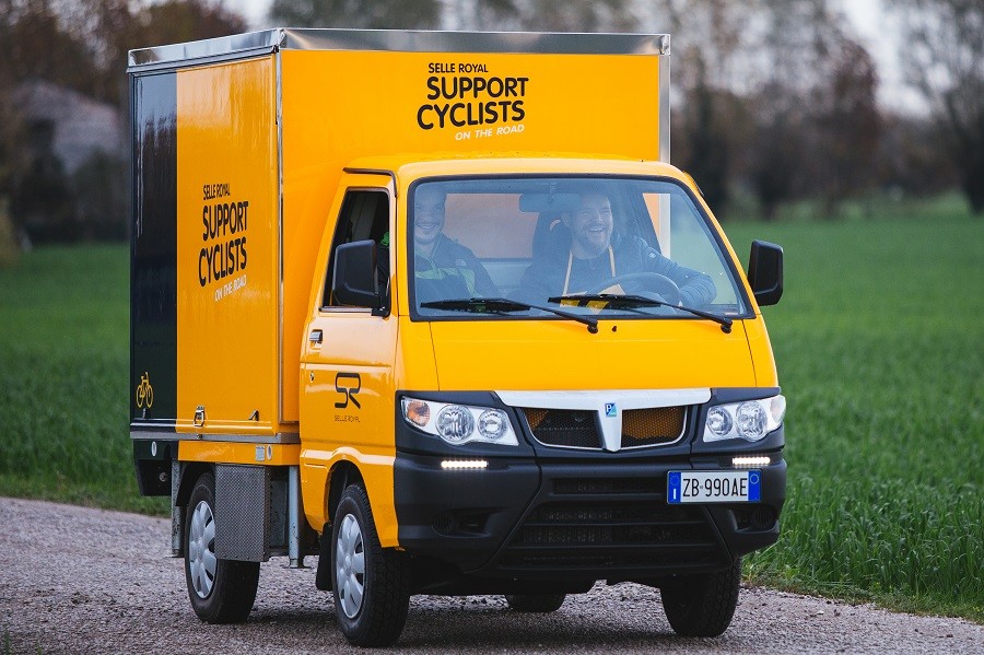 Selle Royal supportbus leeggeroofd op weg naar Rotterdam