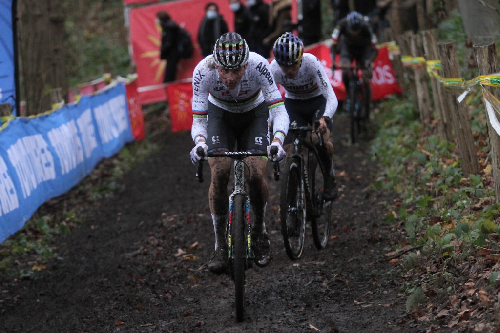 Van der Poel stoomt door met winst in Gullegem