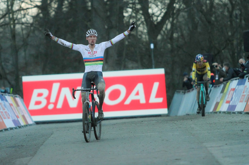 Van der Poel herstelt de orde in Namen