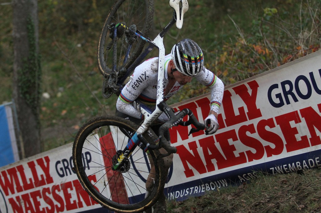 Van der Poel soleert naar de winst in Bredene