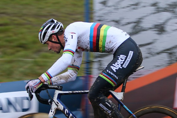 Van der Poel pakt de draad met zege op