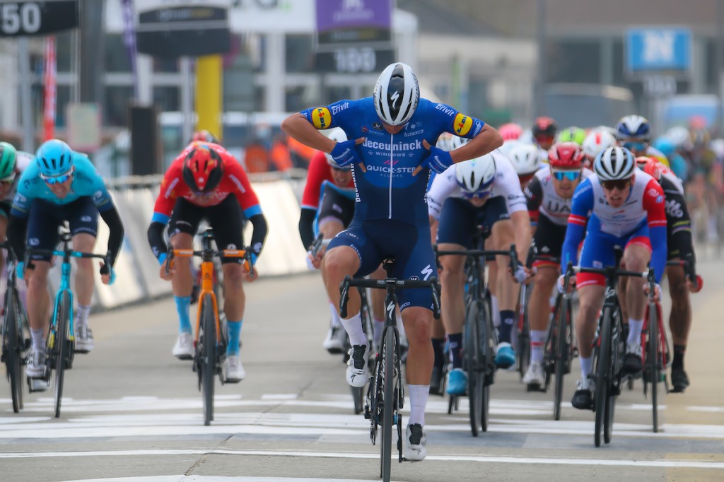 Kooij oranje lichtpuntje, Ballerini wint Omloop