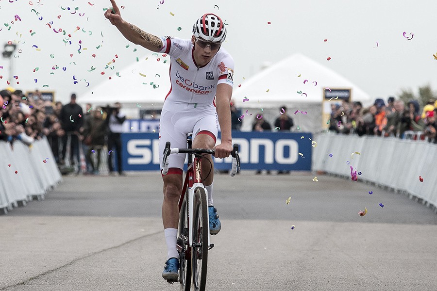 Van der Poel domineert in zand Koksijde