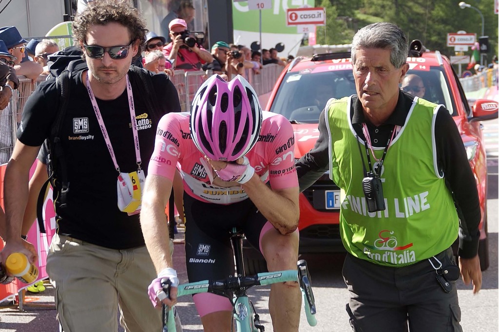 Kruijswijk uit het roze na val in Giro