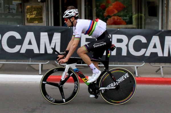 Dumoulin wint minuut op Yates, twee op Pozzovivo