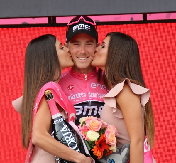 Dennis verovert roze trui op Dumoulin