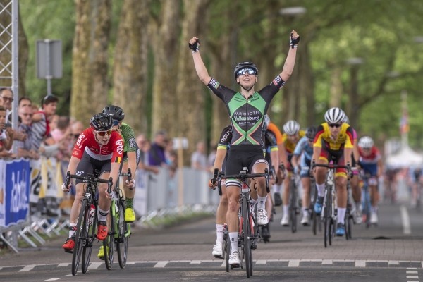 Wiebes wint de 7 Dorpenomloop van Aalburg