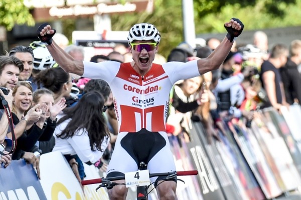 Van der Poel eindwinnaar Boucles de la Mayenne