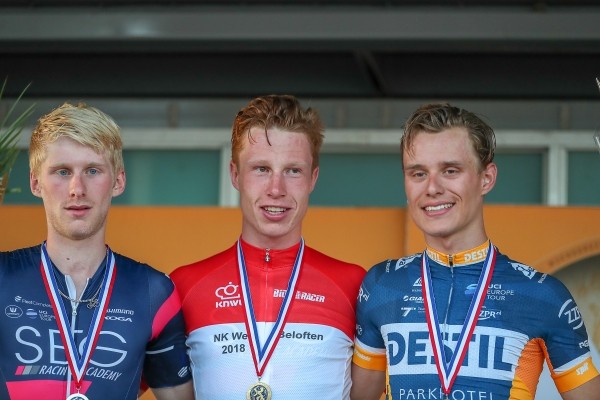 Van den Berg viert titel en overstap profs