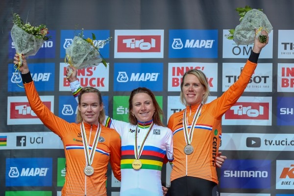 Van Vleuten wint door Nederland gedomineerd WK