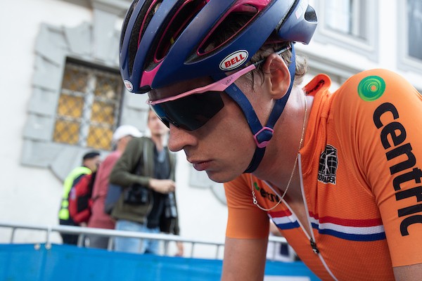 Arensman schuift top 10 binnen in Giro