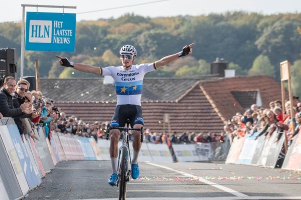 Van der Poel begint seizoen met twee zeges